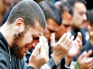 他們聽到有人誦讀古蘭的聲音時，他們就開始哭泣