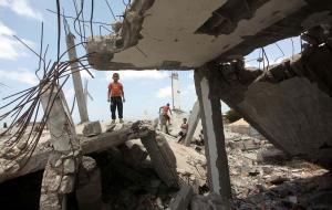 巴勒斯坦加沙地區汗尤尼斯，戰後廢墟中的生活的人們