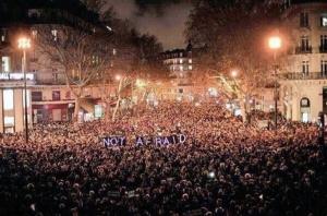  「 將恐襲仇恨推在難民身上的人 ，你難道不知道他們是為了逃避誰？」