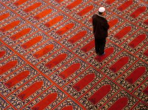 一個人怎麼才能擺脫干擾而虔誠害怕地禮拜呢？