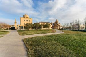 誰敬畏真主，真主就為誰開闢一條出路