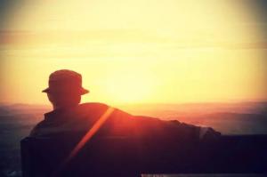 以出世的精神，做入世的事業