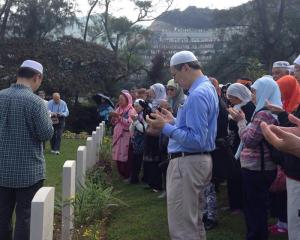 婦女會和博愛社聯合舉辦紀念眾先靈暨遊墳活動