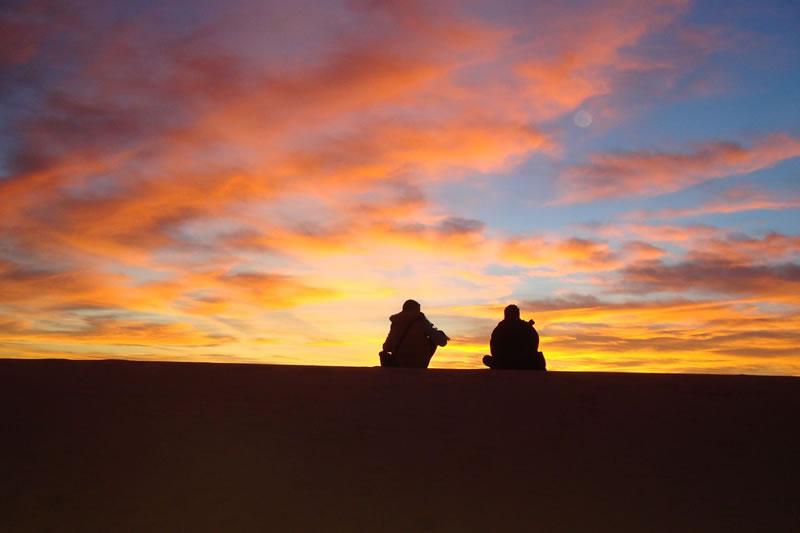 與良友為伴，路遙不覺遠