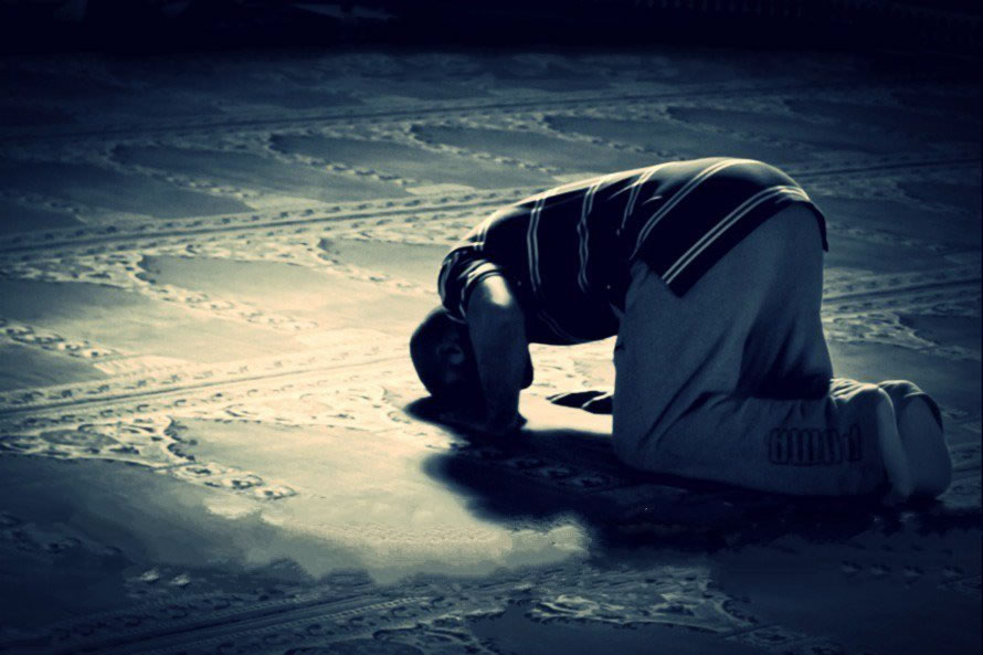 我求庇于世人的主宰，免遭潛伏的教唆者的傷害