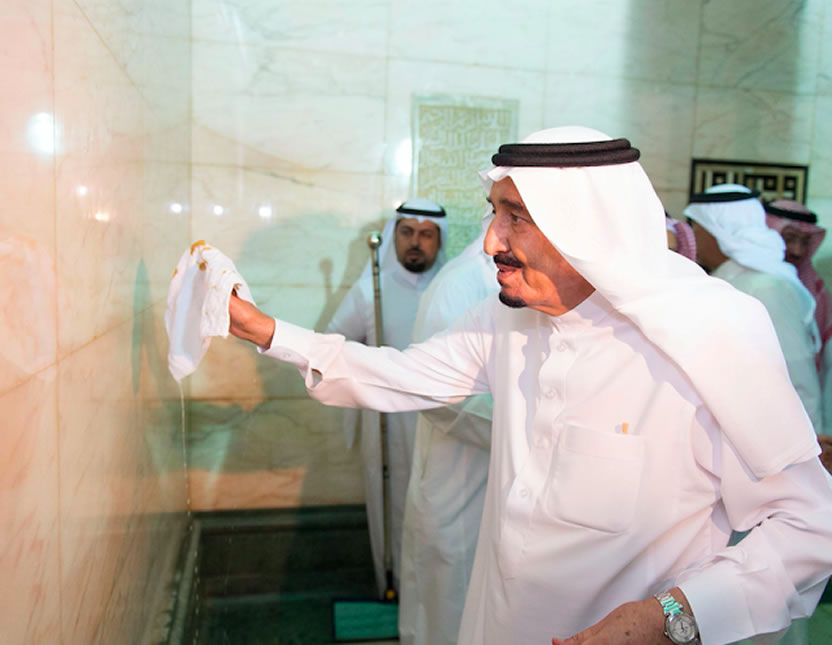  沙特國王薩勒曼親自清洗天房