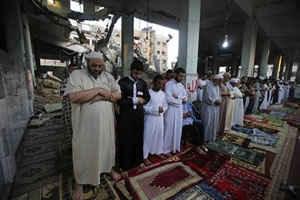  加沙穆斯林在廢墟上禮“泰拉威哈”拜