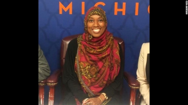  拒上酒遭停職 穆斯林空姐怒告快捷航空求公道