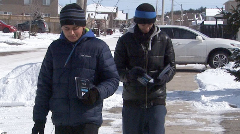 加拿大穆斯林青年挨家挨戶宣傳伊斯蘭