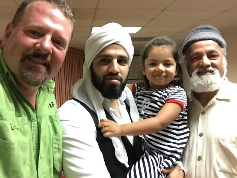 他槍擊清真寺，卻最終成為伊瑪目的摯友