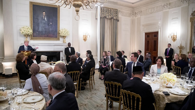 特朗普主持虛偽的白宮開齋宴