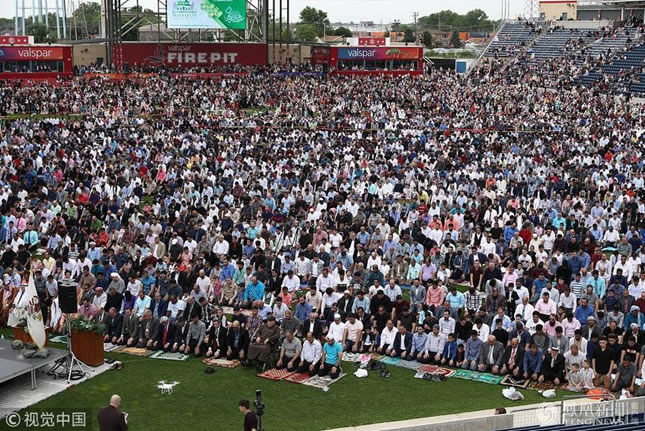 美國芝加哥穆斯林開齋節祈禱 現場人山人海(組圖)