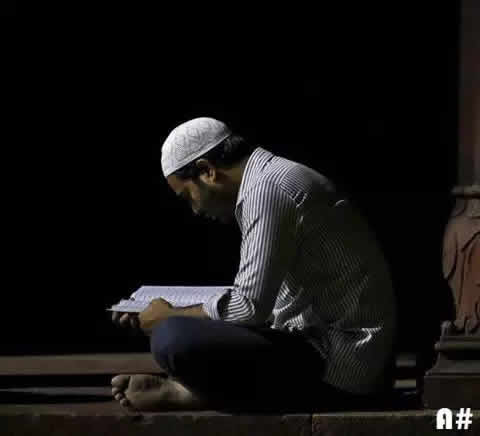 國王給一個‘酒徒’站殯禮，何故？