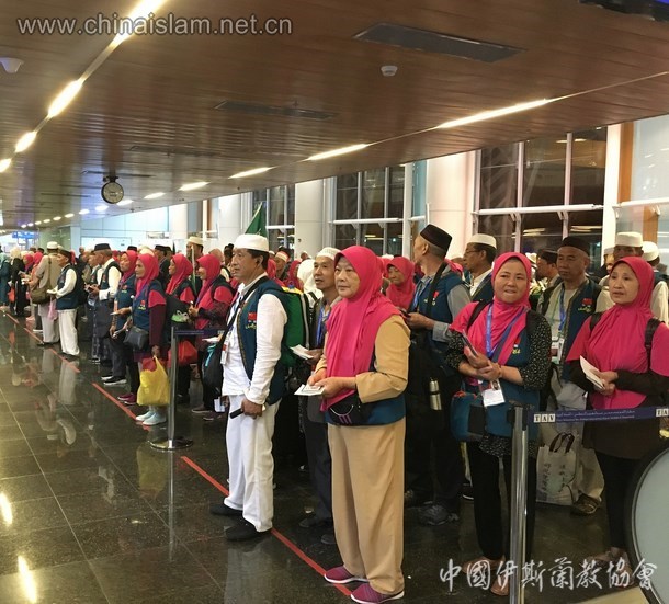 我國首架朝覲包機順利抵達麥迪那