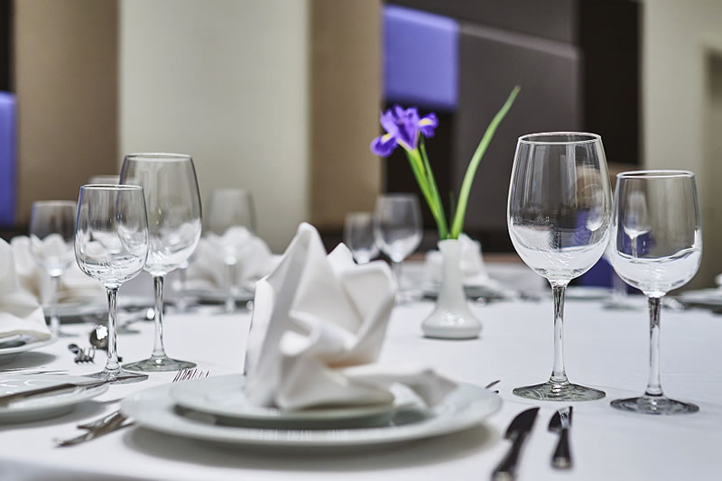 允許坐在酒桌旁嗎？