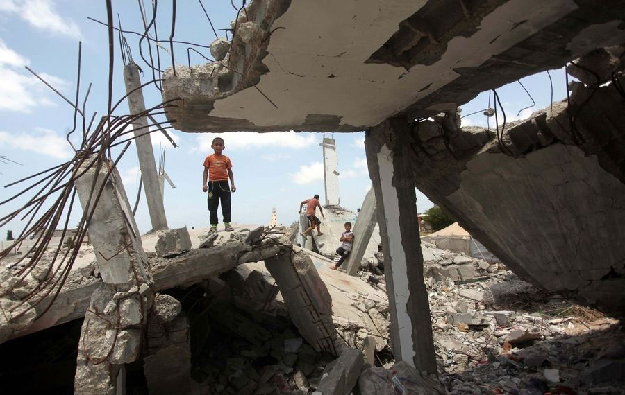 巴勒斯坦加沙地區汗尤尼斯，戰後廢墟中的生活的人們