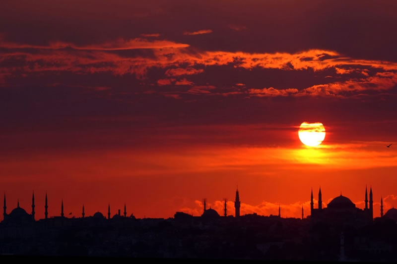 從黃金時代到現代衝突：伊斯蘭文明的興衰