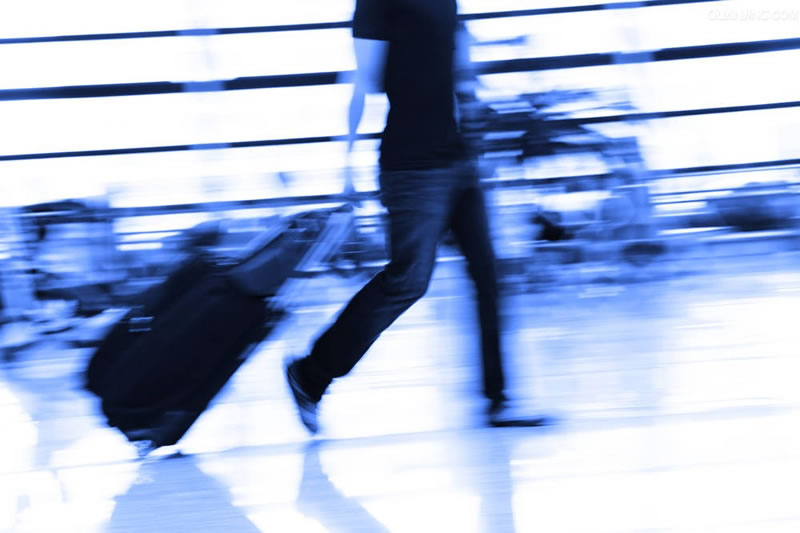 你要像一個陌生的離鄉人，或者過客一樣